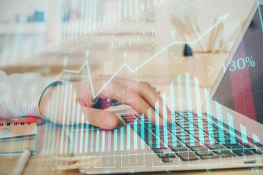 Arka planda dizüstü bilgisayar üzerinde çalışan adam ile borsa grafiği çift pozlama. Finansal analiz kavramı.