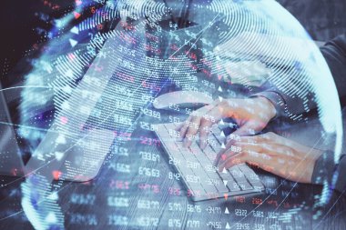 Arka planda dizüstü bilgisayarda çalışan iş adamlarının çoklu pozları. Uluslararası iş hologramı önde. Başarı kavramı.