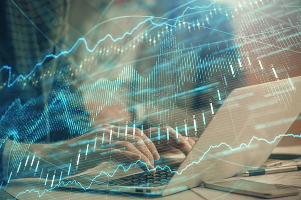 背景にコンピュータに取り組んでいる男と市場チャートの二重暴露。金融分析の概念. — ストック写真