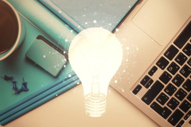 Masaüstü arka planında ampul çizimi. Üst Manzara. Çifte maruziyet. Fikir kavramı.