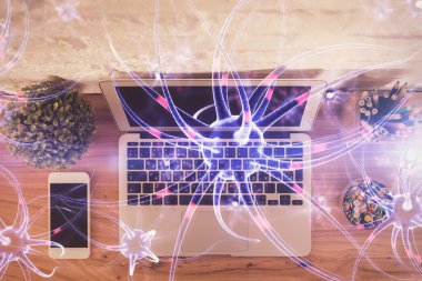 Masaüstü arkaplanındaki bilgisayarın üzerinde nöron hologramı çizimleri. Üst Manzara. Çoklu maruz kalma. Eğitim kavramı.