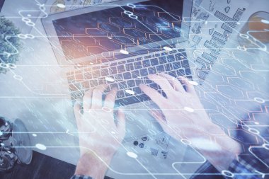 Erkeklerin ellerinin bilgisayar klavyesini ve veri temalı hologram çizimlerini yazarken çift pozlama. Üst Manzara. Teknoloji konsepti.