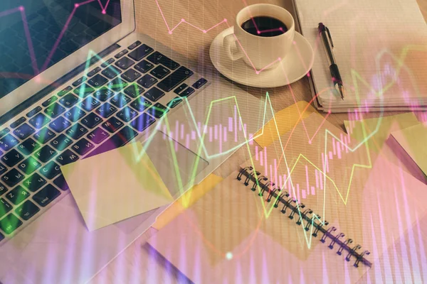 Multi exposure van forex grafiek tekening en desktop met koffie en items op tafel achtergrond. Begrip handel in financiële markten — Stockfoto