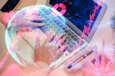 Kadın elinin bilgisayar ve iş temalı hologram çizimlerinde çifte pozlama. Başarı konsepti.