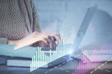 Bilgisayarda ve ön x grafik hologram çiziminde kadın eli yazarken çift pozlama. Borsa analizi kavramı.