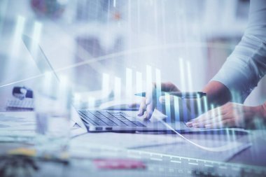 Bilgisayarda ve ön x grafik hologram çiziminde kadın eli yazarken çift pozlama. Borsa yatırım kavramı.