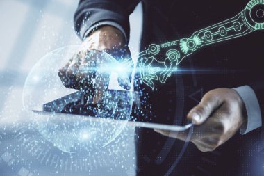 Erkeklerin el ele tutuşup dijital bir cihaz ve veri temalı hologram çizimi kullanırken çift pozlama. Teknoloji konsepti.