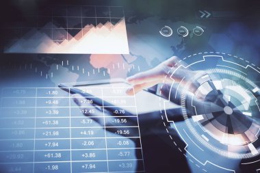 Ön x çizelgesine çift pozlama, hologram çizimi ve cep telefonu kullanan bir kadın. Finansal piyasa kavramı.