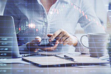 Ön x çizelgesine çift pozlama, hologram çizimi ve cep telefonu kullanan bir kadın. Finansal piyasa kavramı.