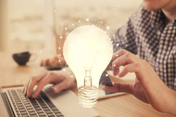 Doble exposición de manos de hombre sosteniendo una tarjeta de crédito y el dibujo de la bombilla. Idea Concepto de comercio electrónico . — Foto de Stock