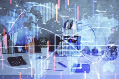 İş teması simgelerinin çifte pozlandırılması ve bilgisayar geçmişi olan çalışma alanı. Başarı kavramı.