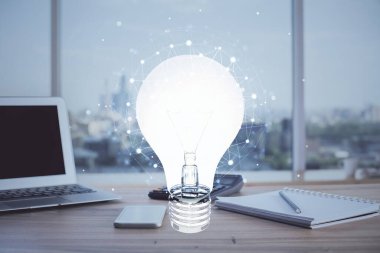 Bilgisayar ofisinde ampul simgesi hologramıyla birlikte. Çifte maruziyet. Fikir kavramı.