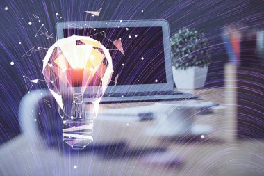 Bilgisayar ofisinde ampul simgesi hologramıyla birlikte. Çifte maruziyet. Fikir kavramı.