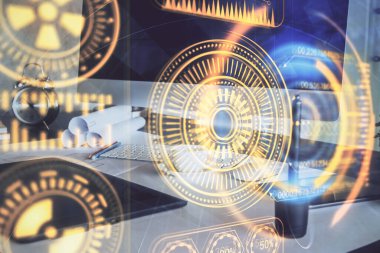 Bilgisayar, teknoloji temalı hologramla birlikte ofiste. Çoklu maruz kalma. Teknoloji kavramı.