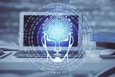 Bilgisayar ve beyin hologramı ile çalışma masasının çoklu açığı. Beyin fırtınası konsepti.