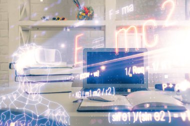 Masaüstü bilgisayar arkaplanı ve formül hologram yazımı. Çifte maruziyet. Eğitim kavramı.