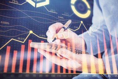 Borsa grafiği ile çift pozlama elleri.