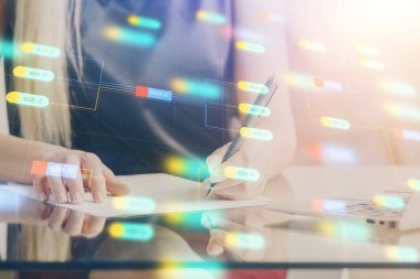 Veri teknolojisi hud 'u ile arka plana el yazıları yazan kadınların çifte pozu. Büyük veri kavramı.