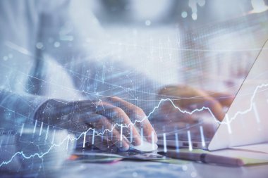 Arka planda bilgisayarda çalışan bir adamla ön x grafiğine iki kez maruz kalıyoruz. Pazar analizi kavramı.