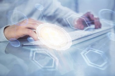 Şifreli para birimi temalı hologram ve iş adamı arka planda bilgisayar üzerinde çalışıyor. Engelleme zinciri kavramı. Çoklu pozlama.