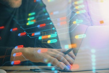 Veri temalı hologramın arka planda bilgisayar üzerinde çalışan bir adamla çoklu pozlandırılması. Yenilik kavramı.