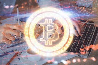 Kripto para tema hologramı arka planda bilgisayar üzerinde çalışan işadamı ile. Blockchain kavramı. Çift pozlama.