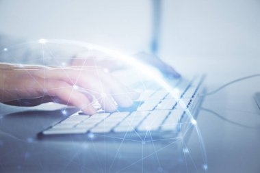 Arka planda bilgisayarla çalışan bir adamın bulunduğu medya ağı temalı hologram. İnternet iletişimi kavramı. Çift pozlama.