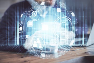 Arka planda bilgisayarla çalışan bir adamın bulunduğu medya ağı temalı hologram. İnternet iletişimi kavramı. Çift pozlama.