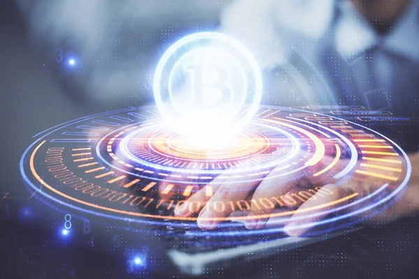 Hologramm zum Thema Kryptowährung mit einem Geschäftsmann, der am Computer im Hintergrund arbeitet. Blockchain-Konzept. Doppelbelastung. — Stockfoto
