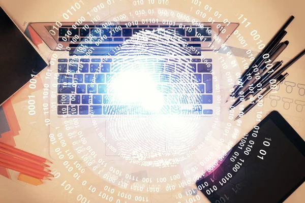 Fingerabdruck über dem Computer auf dem Desktop-Hintergrund. Ansicht von oben. Doppelbelichtung. Verbriefungskonzept. — Stockfoto