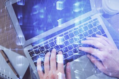 Erkeklerin ellerinin bilgisayar klavyesini ve veri temalı hologram çizimini yazarken çoklu pozlama. Üst Manzara. Teknoloji konsepti.