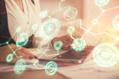 Kadın elinin bilgisayar ve sosyal ağ temalı hologram çizimlerinde çifte pozlama. Halk medyası kavramı.