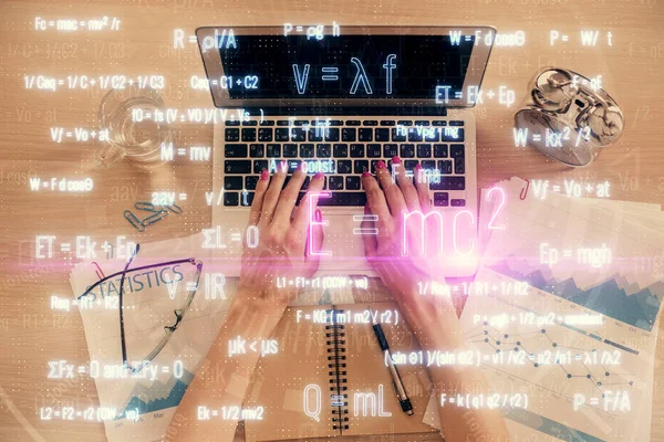 Doble exposición de las manos de las mujeres que trabajan en el dibujo del holograma de computadora y fórmula. Vista superior. Concepto científico . — Foto de Stock