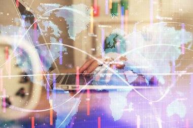 Kadın elinin bilgisayar ve iş temalı hologram çizimlerinde çifte pozlama. Başarı konsepti.