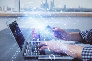 Elinde kredi kartı ve veri teması çizimi olan bir adamın ellerine iki kez maruz kalmış. E-ticaret ve teknoloji kavramı.
