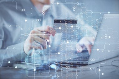 Elinde kredi kartı ve veri teması çizimi olan bir adamın ellerine iki kez maruz kalmış. E-ticaret ve teknoloji kavramı.