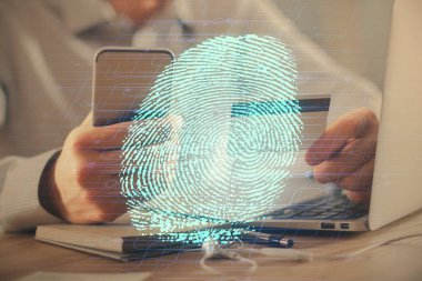 Elinde kredi kartı ve parmak izi çizimi olan bir adamın ellerine iki kez maruz kalmış. E-ticaret konseptinde güvenlik.