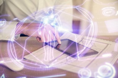 Erkeklerin el ele tutuşmalarının ve telefon ve eğitim teması çizimlerinin çifte pozu.