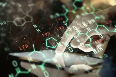 Erkeklerin el ele tutuşup telefon ve formül çizerken çift pozlama. Eğitim kavramı.