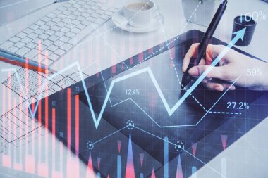 Finansal grafik çizimine çifte maruz kalma hologram ve cep telefonu kullanan bir kadın. Borsa konsepti.