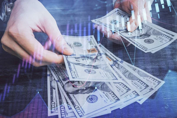 Wielokrotna ekspozycja wykresu finansowego rysującego hologram i dolary amerykańskie rachunki i ręce człowieka. Koncepcja analizy. — Zdjęcie stockowe