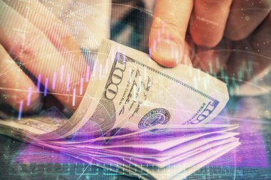 Forx grafiği, hologram, Amerikan dolarları ve insan eli çizimleri. Teknik Analiz kavramı.