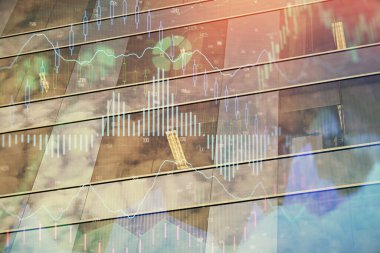 Yüksek binaların arka planında çoklu pozlama olan eski şehir haritası. Finansal araştırma kavramı.