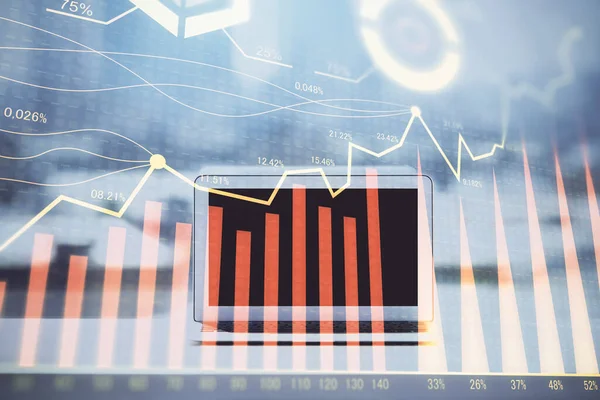 コンピュータの背景とテーブルの上の外国為替グラフのホログラム。多重露光。金融市場の概念. — ストック写真