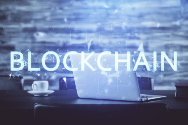 Engelleme zincirine ve kripto ekonomi temalı holograma ve bilgisayar arkaplanlı masaya çoklu maruz kalma. Bitcoin kripto para kavramı.