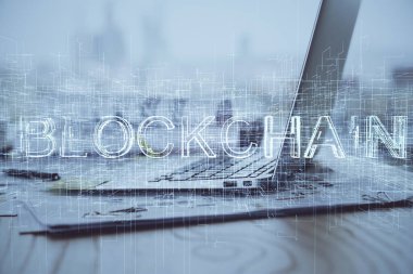 Engelleme zincirine ve kripto ekonomi temalı holograma ve bilgisayar arkaplanlı masaya çoklu maruz kalma. Bitcoin kripto para kavramı.