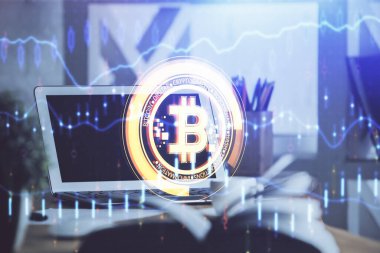 Engelleme zincirine ve kripto ekonomi temalı holograma ve bilgisayar arkaplanlı masaya çoklu maruz kalma. Bitcoin kripto para kavramı.