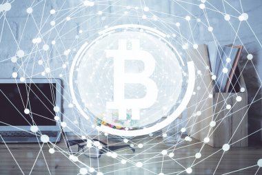 Engelleme zincirine ve kripto ekonomi temalı holograma ve bilgisayar arkaplanlı masaya çoklu maruz kalma. Bitcoin kripto para kavramı.