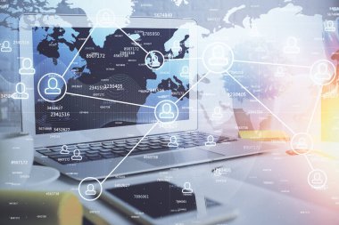 Sosyal ağ hologramıyla birlikte bilgisayar masaüstünde. Çoklu maruz kalma. Uluslararası insan ilişkileri kavramı.