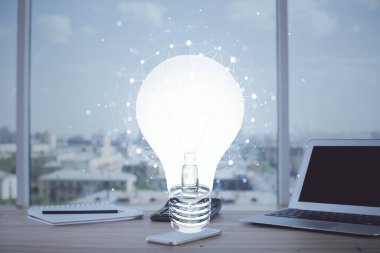 Bilgisayar ofisinde ampul simgesi hologramıyla birlikte. Çifte maruziyet. Fikir kavramı.